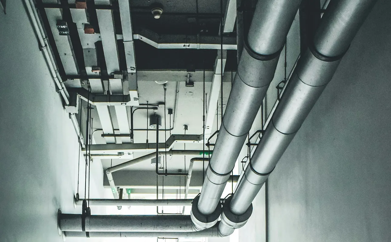 Jalur piping dan ducting MEP pada koridor gedung