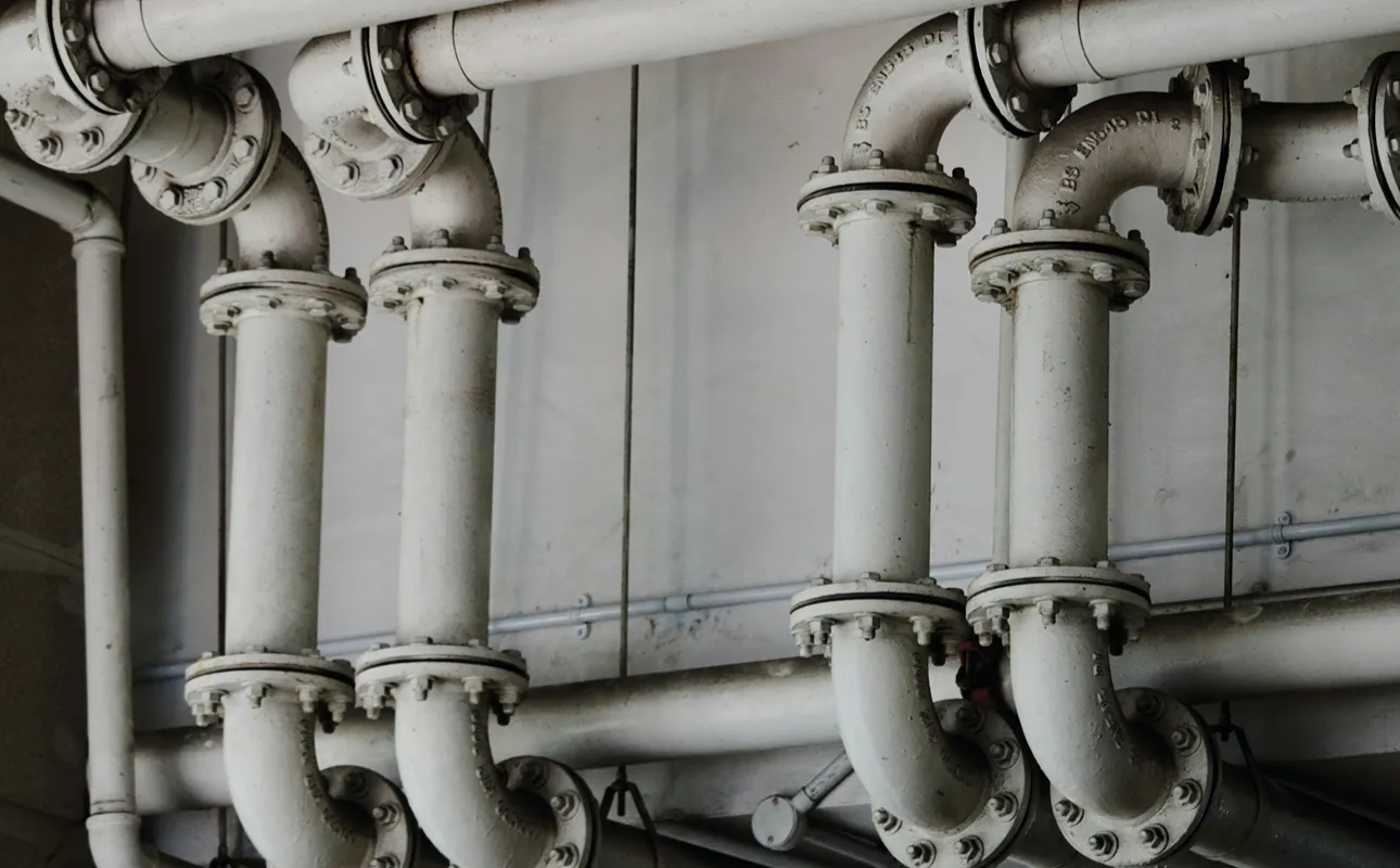 Instalasi piping manifold berlapis cat